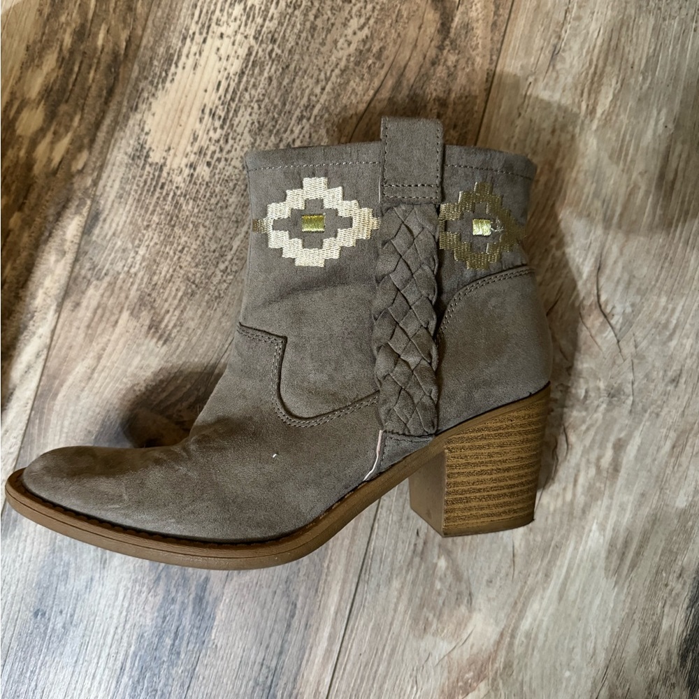 Great boots. Size 6